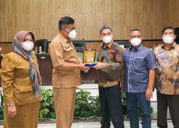 Foto saat pemberian cinderamata.