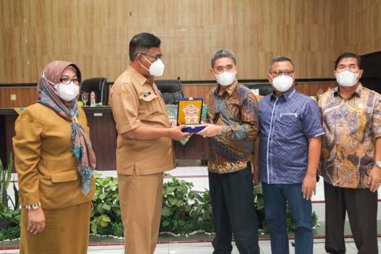 Foto saat pemberian cinderamata.