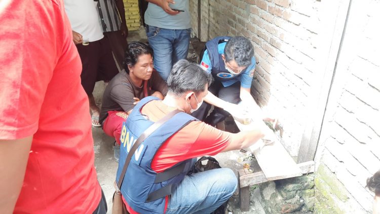 Personil Sat Narkoba Polres Pematangsiantar yang dipimpin Kasat Narkoba, AKP Rudi Panjaitan, SH, berserta personil TNI, BNNK  Siantar, Satpol PP dan pihak Kelurahan Nagapitu, melaksanakan Gerebek Kampung Narkoba (GKN), pada Jumat (11/2/2022) sore tadi, pukul 14.00 WIB.