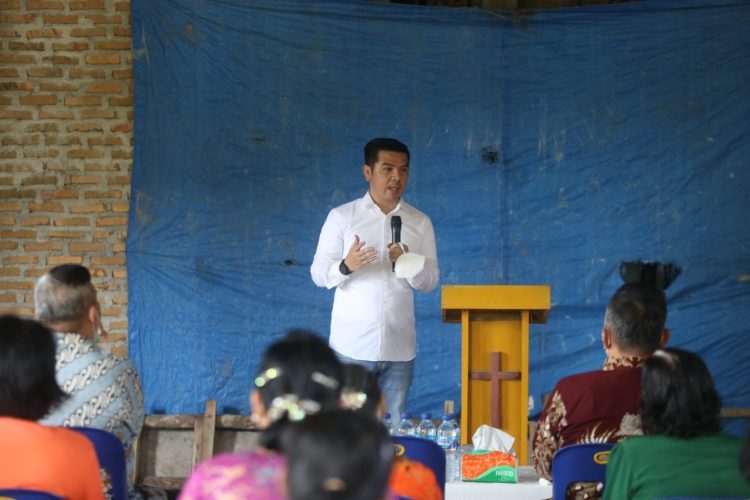 Bane Raja Manalu saat ibadah di GPdI Siloam Bangun.