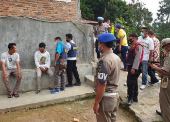 Personil gabungan saat Gerebek Kampung Narkoba (GKN), pada Jumat (11/2/2022) lalu,  pukul 15.00 WIB, di Jalan Pimpong, Kelurahan Banjar, Kecamatan  Siantar Barat, Kota Pematangsiantar.