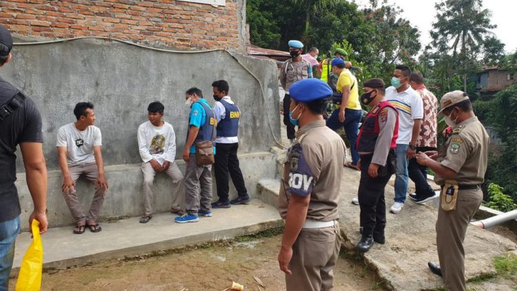 Personil gabungan saat Gerebek Kampung Narkoba (GKN), pada Jumat (11/2/2022) lalu,  pukul 15.00 WIB, di Jalan Pimpong, Kelurahan Banjar, Kecamatan  Siantar Barat, Kota Pematangsiantar.