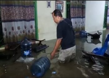 Hujan deras yang melanda Kota Medan, dan kawasan Pegunungan Berastagi, membuat Sungai Deli di Kelurahan Martubung, Kota Medan, Sumatera Utara, meluap, Senin (28/2/2022) dini hari. Foto/iNews TV/Yudha Bahar