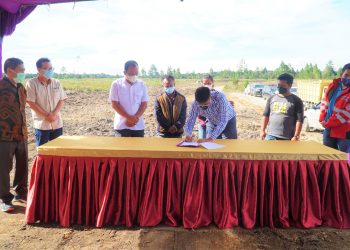 Bupati Dosmar saat menyaksikan penandatanganan perjanjian kerjasama program Umbi Berteknologi Pengembangan Food Estate antara offtakerc, dan kelompok tani, Kamis (24/2/2022) kemarin, di Desa Hutajulu, Kecamatan Pollung.