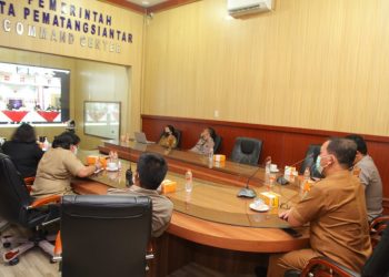 Pj. Sekretaris Daerah Kota (Sekdakot) Pematangsiantar, bersama AKBP Boy Sutan Binanga Siregar, SIK, Kabag Ops, Kompol Lamin SPd, Kabag SDM, Hendrik Situmorang MM, Plt. Dirut RSUD dr. Djasmen Saragih, dr Maya Damanik, MARS, mewakili Kadis Kesehatan, Kabid Pengendalian dan Pencegahan Penyakit (P2P) Dinkes Pematangsiantar, dr. Erika Silitonga, dan Kasat Pol PP Kota Pematangsiantar, Drs. Robert Samosir saat mendengarkan arahan Gubernur Sumatera Utara.