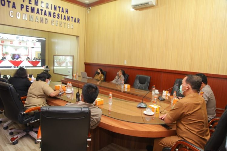 Pj. Sekretaris Daerah Kota (Sekdakot) Pematangsiantar, bersama AKBP Boy Sutan Binanga Siregar, SIK, Kabag Ops, Kompol Lamin SPd, Kabag SDM, Hendrik Situmorang MM, Plt. Dirut RSUD dr. Djasmen Saragih, dr Maya Damanik, MARS, mewakili Kadis Kesehatan, Kabid Pengendalian dan Pencegahan Penyakit (P2P) Dinkes Pematangsiantar, dr. Erika Silitonga, dan Kasat Pol PP Kota Pematangsiantar, Drs. Robert Samosir saat mendengarkan arahan Gubernur Sumatera Utara.