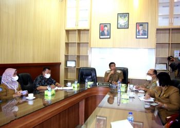 Wali Kota Pematangsiantar, Dr. H. Hefriansyah SE, MM, saat ikuti zoom meeting bersama Gubernur  Sumatera Utara (Gubsu), membahas kesiapan Rumah Sakit di Sumatera Utara dalam menghadapi lonjakan kasus Covid-19, Senin (7/2/2022).