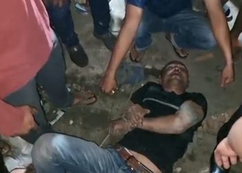 Fauzi, pemuda bertato babak belur dihajar massa setelah tepergok mencuri motor. (Foto: iNews/YUDHA BAHAR)