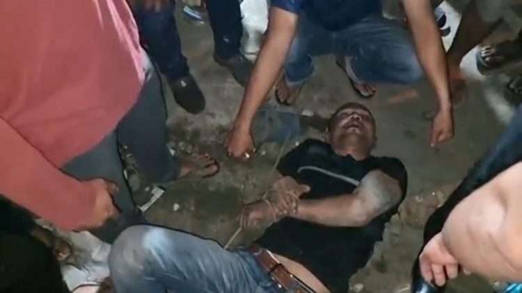 Fauzi, pemuda bertato babak belur dihajar massa setelah tepergok mencuri motor. (Foto: iNews/YUDHA BAHAR)