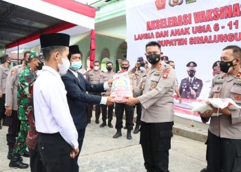 Kapolres Simalungun bersama para pejabat utama menyerahkan bantuan kepada pengurus Pondok Pesantren Al'Kautsar.