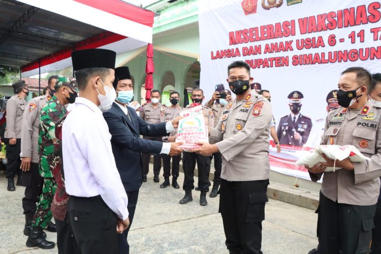 Kapolres Simalungun bersama para pejabat utama menyerahkan bantuan kepada pengurus Pondok Pesantren Al'Kautsar.