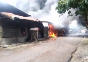 Kebakaran hebat menewaskan ibu dan dua anaknya di pemukiman padat penduduk Perumnas Mandala, Deli Serdang, Sabtu sore (26/2/2022). Foto/iNews TV/Said Ilham