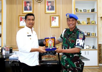 Wali Kota Pematangsiantar, foto bersama Komandan Datasemen Polisi Militer  I/1 Pematangsiantar, Mayor CPM Junilham Sitorus SH usai memberikan cendramata.