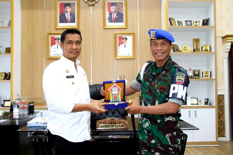 Wali Kota Pematangsiantar, foto bersama Komandan Datasemen Polisi Militer  I/1 Pematangsiantar, Mayor CPM Junilham Sitorus SH usai memberikan cendramata.