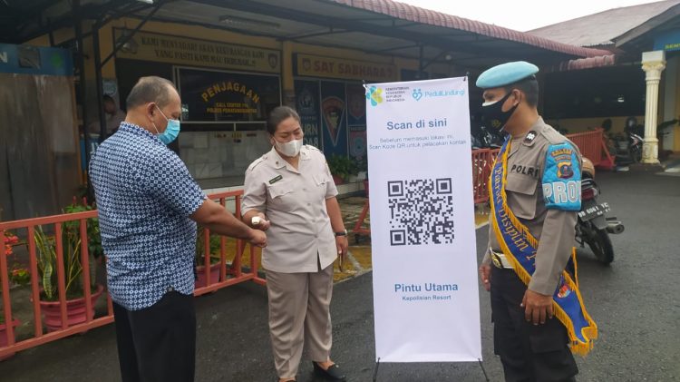 Masuk Mapolres Pematangsiantar wajib scan barcode Aplikasi PeduliLindungi.