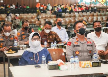 Plt. Wali Kota Pematangsiantar didampingi Kapolres Pematangsiantar saat ikuti zoom meeting vaksinasi massal serentak yang dipimpin Kapolri.