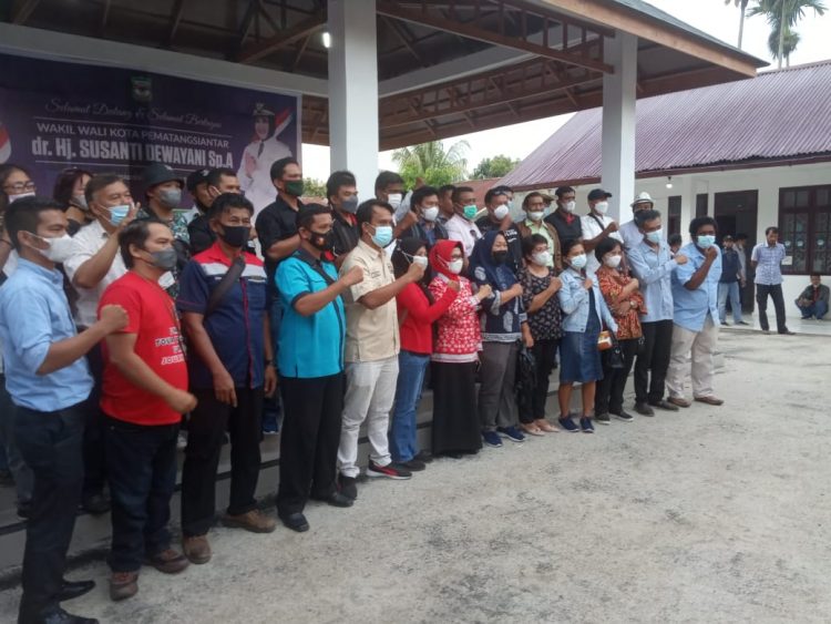 Foto bersama usai pertemuan.