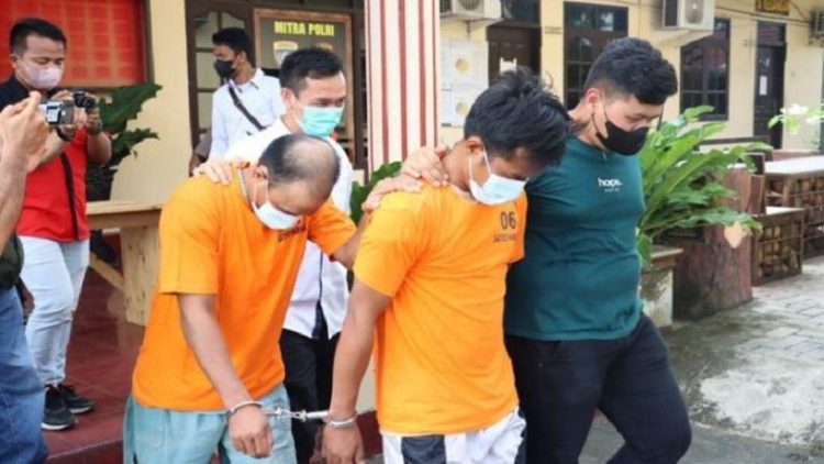 Kedua tersangka saat diamankan di Mapolres Tebingtinggi. (Foto: istimewa)
