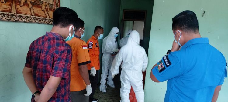Tim Inafis  Polres Pematangsiantar dan Tim BPBD Pematangsiantar yang lengkap berpakaian Alat Pelindung Diri (APD), mengevakuasi korban.