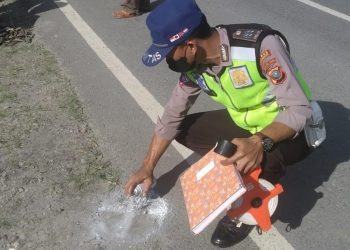 Petugas saat melakukan olah TKP.