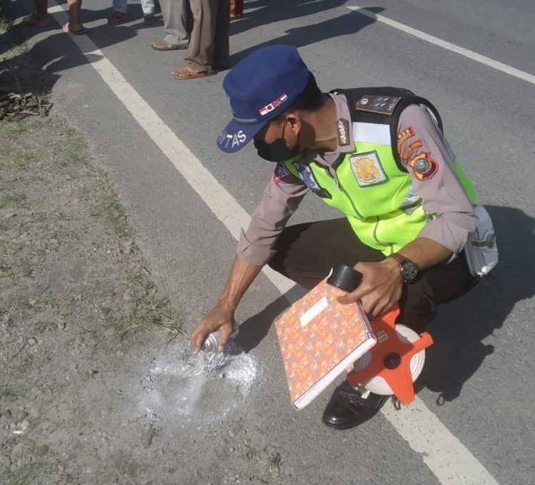 Petugas saat melakukan olah TKP.