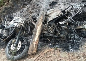 Sepeda motor milik polisi hangus dibakar ole orang tidak dikenal dalam penggerebekan ladang ganja di Desa Huta Tua, Panyabungan Timur, Mandailing Natal berlangsung dramatis, Sabtu (19/2/2022). (Foto: Ahmad Husein Lubis).