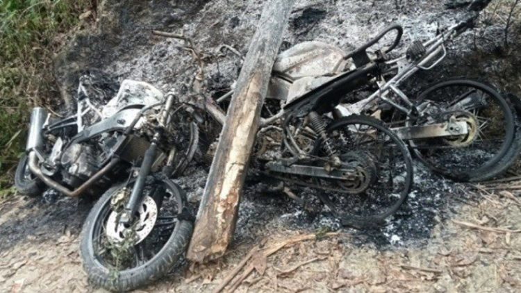 Sepeda motor milik polisi hangus dibakar ole orang tidak dikenal dalam penggerebekan ladang ganja di Desa Huta Tua, Panyabungan Timur, Mandailing Natal berlangsung dramatis, Sabtu (19/2/2022). (Foto: Ahmad Husein Lubis).