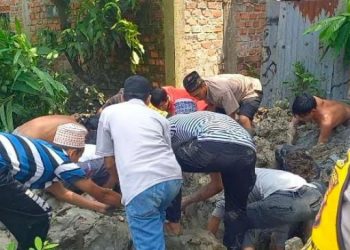 Yeni saat dikebumikan untuk kedua kalinya di TPU Wakaf Palembang, Senin (21/2/2022). [Sumselupdate]