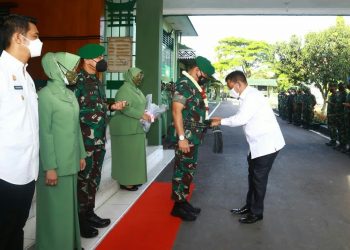 Bupati Simalungun menyematkan hiou pamotting kepada Kolonel Inf Luqman Arief.