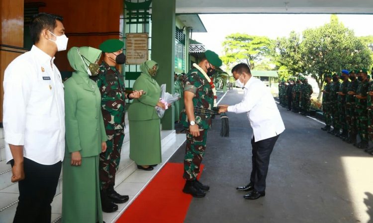 Bupati Simalungun menyematkan hiou pamotting kepada Kolonel Inf Luqman Arief.