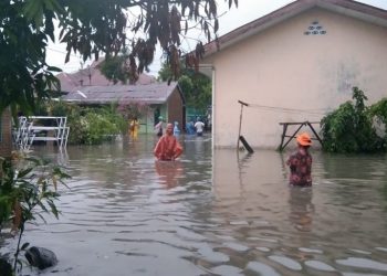 Rumah warga di Jalan Maluku, Kecamatan Siantar Barat, Kota Pematangsiantar, terendam banjir, Minggu (20/2/2022). Foto/Ist