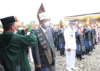 Suasana mengambil sumpah janji Pegawai Negeri Sipil (PNS) dalam jabatan administrator, pengawas dan fungsional tenaga kesehatan kepala UPTD Pusat Kesehatan Masyarakat, di lingkungan Pemerintah Kabupaten (Pemkab) Simalungun tahun 2022, di halaman kantor Bupati Simalungun, di Pamatang Raya, Sumut, Rabu (16/2/2022).