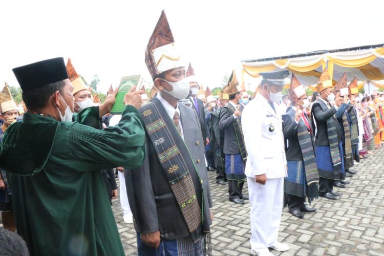 Suasana mengambil sumpah janji Pegawai Negeri Sipil (PNS) dalam jabatan administrator, pengawas dan fungsional tenaga kesehatan kepala UPTD Pusat Kesehatan Masyarakat, di lingkungan Pemerintah Kabupaten (Pemkab) Simalungun tahun 2022, di halaman kantor Bupati Simalungun, di Pamatang Raya, Sumut, Rabu (16/2/2022).