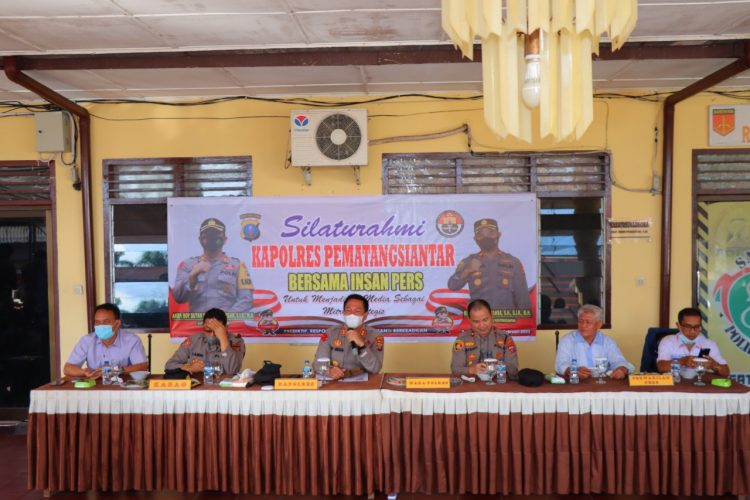 Kapolres Pematangsiantar, AKBP Boy Sutan Binanga Siregar, S.I.K, MH, memberikan kata sambutan di acara coffee morning bersama para awak media, Selasa (8/2/2022) pagi, di Mako Polres Pematangsiantar.