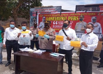 Kapolsek Medang Deras, AKP M Syafii, didampingi Kanit Reskrim, AH Sagala dan Kasi Penmas, Iptu Ahmad Fahmi saat mengangkat barang bukti. Foto SINDOnews