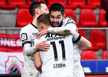 Bek KV Mechelen keturunan Indonesia, Sandy Walsh memeluk rekan setimnya yang mencetak gol ke gawang Royal Antwerp FC dalam laga Liga Belgia 2021/2022 di Stadion Bosuil, Minggu (20/2/2022). (Foto: Instagram/@sandywalsh)