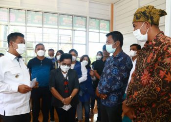 Bupati Simalungun, Radiapoh Hasiholan Sinaga SH MH, bersama Sekdakab, Drs Esron Sinaga, menghadiri grand opening Kantin TP PKK Kabupaten Simalungun Pinus Hills Simarjarunjung, di Nagori Parik Sabungan, Kecamatan Dolok Pardamean, Kabupaten Simalungun, Sumut, Sabtu (19 /2/2022).