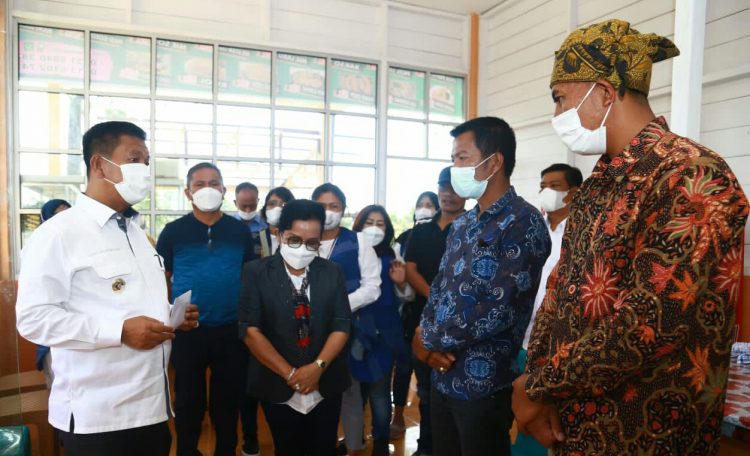 Bupati Simalungun, Radiapoh Hasiholan Sinaga SH MH, bersama Sekdakab, Drs Esron Sinaga, menghadiri grand opening Kantin TP PKK Kabupaten Simalungun Pinus Hills Simarjarunjung, di Nagori Parik Sabungan, Kecamatan Dolok Pardamean, Kabupaten Simalungun, Sumut, Sabtu (19 /2/2022).