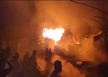 Kebakaran hebat melanda gudang penyimpanan BBM serta tujuh rumah di Jalan Ileng Kota Medan, Sumatera Utara, Minggu (13/2/2022) malam. Foto/iNews TV/Rusli HR