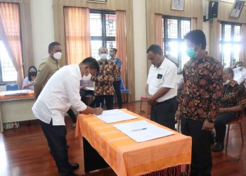 Kepala Perangkat Daerah tandatangani dokumen perjanjian kinerja yang dihadiri Bupati Simalungun, di Balei Harungguan Kantor Bupati Simalungun,  di Pamatang Raya,  Sumut,  Jum'at  (18/2/2022).