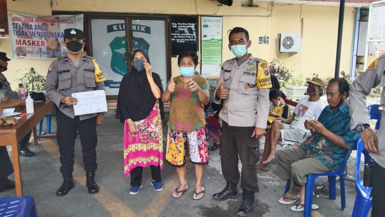 Para Lansia dibawa ke Poliklinik Polres Pematangsiantar dengan mobil dinas dan kandaran umum untuk divaksin  Tim Vaksinator dari Sidokkes Polres Pematangsiantar.