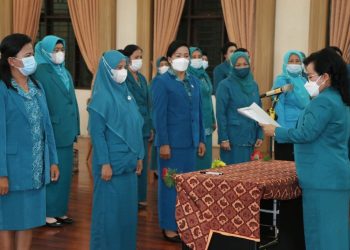 32 Ketua TP PKK Kecamatan dilantik dan dikukuhkan, Ketua TP PKK Kabupaten Simalungun, Ny Ratnawati Radiapoh Hasiholan Sinaga, di Balei Harungguan Djabanten Damanik Kantor Bupati Simalungun, di Pamatang Raya, Sumut, Selasa (15/2/2022).