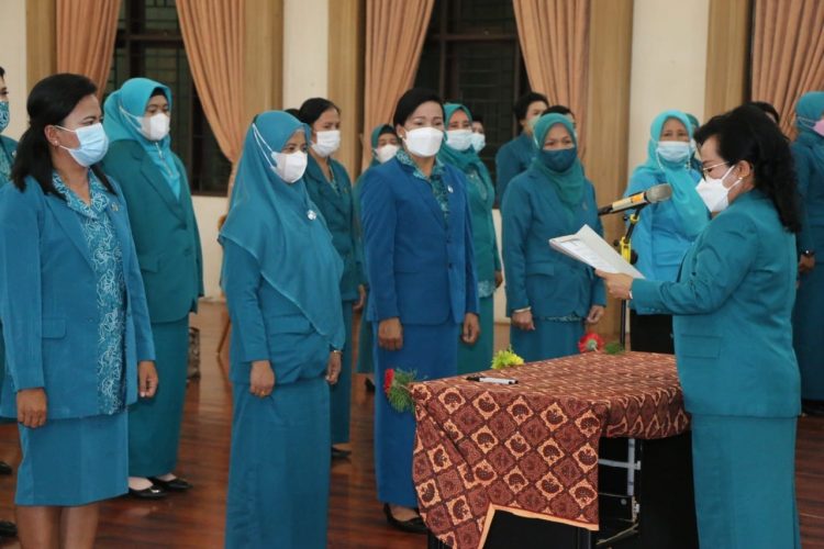 32 Ketua TP PKK Kecamatan dilantik dan dikukuhkan, Ketua TP PKK Kabupaten Simalungun, Ny Ratnawati Radiapoh Hasiholan Sinaga, di Balei Harungguan Djabanten Damanik Kantor Bupati Simalungun, di Pamatang Raya, Sumut, Selasa (15/2/2022).