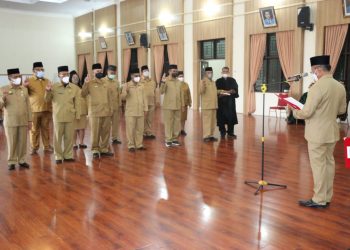 Bupati Simalungun, Radiapoh Hasiholan Sinaga SH MH, diwakili Sekretaris Daerah Kabupaten (Sekdakab), Drs Esron Sinaga MSi, saat melantik 11 orang pejabat administrator, di jajaran Pemkab Simalungun, di Balei Harungguan Kantor Bupati Simalungun, Pamatang Raya, Sumut, Jumat (4/2/2022).