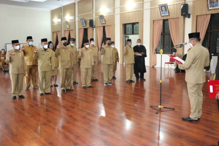Bupati Simalungun, Radiapoh Hasiholan Sinaga SH MH, diwakili Sekretaris Daerah Kabupaten (Sekdakab), Drs Esron Sinaga MSi, saat melantik 11 orang pejabat administrator, di jajaran Pemkab Simalungun, di Balei Harungguan Kantor Bupati Simalungun, Pamatang Raya, Sumut, Jumat (4/2/2022).