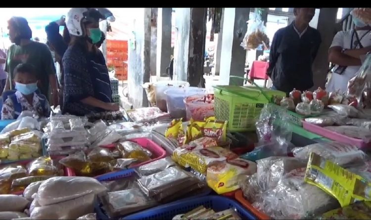 Kondisi minyak goreng di Pasar Humbahas mahal dan mulai langka.