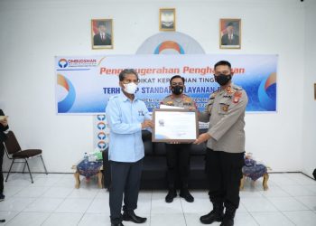 Kapolres Simalungun, AKBP Nicolas Dedy Arifianto, S.H., S.I.K., M.H, saat menerima penghargaan dari Kepala Ombudsman RI Perwakilan Provinsi Sumut, Abyadi Siregar yang disaksikan Kapolda Sumut, Irjen Pol RZ Panca Putra Simanjuntak, di kantor Ombudsman Sumut, Jalan Sei Besitang No. 3, Kelurahan Sei Sikambing D, Kecamatan Medan Petisah, Rabu (9/2/2022).