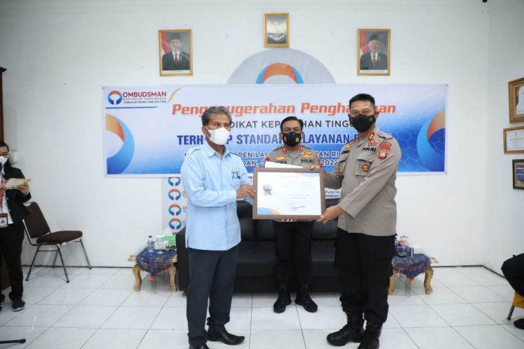 Kapolres Simalungun, AKBP Nicolas Dedy Arifianto, S.H., S.I.K., M.H, saat menerima penghargaan dari Kepala Ombudsman RI Perwakilan Provinsi Sumut, Abyadi Siregar yang disaksikan Kapolda Sumut, Irjen Pol RZ Panca Putra Simanjuntak, di kantor Ombudsman Sumut, Jalan Sei Besitang No. 3, Kelurahan Sei Sikambing D, Kecamatan Medan Petisah, Rabu (9/2/2022).