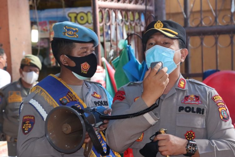 Kapolres Pematangsiantar, AKBP Boy S.B. Siregar, SIK, MH saat memberikan himbauan kepada para pedagang Pasar Horas.