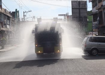 Satuan Samapta gencar  melakukan penyemprotan disinfektan, di seputaran Pasar Horas yang dianggap tempat rawan kerumunan masyarakat,  Rabu (23/2/2022).